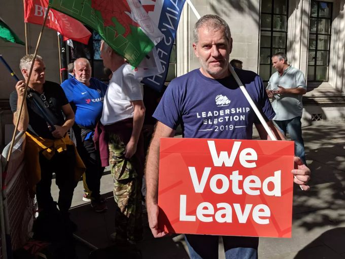 Brexit-Befürworter Lee demonstriert am vor dem Gebäude des Supreme Court für die Zwangspause von Boris Johnson und den Brexit. Brexit