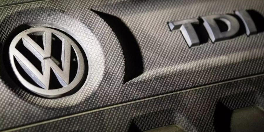 Das Logo von Volkswagen auf einer Motorabdeckung eines VW Golf 2,0 TDI. Foto: Patrick Pleul/zb/dpa