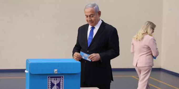 Benjamin Netanjahu, Ministerpräsident von Israel, und seine Frau Sara Netanjahu geben in einem Wahllokal ihre Stimmen ab. Parlamentswahlen in Israel