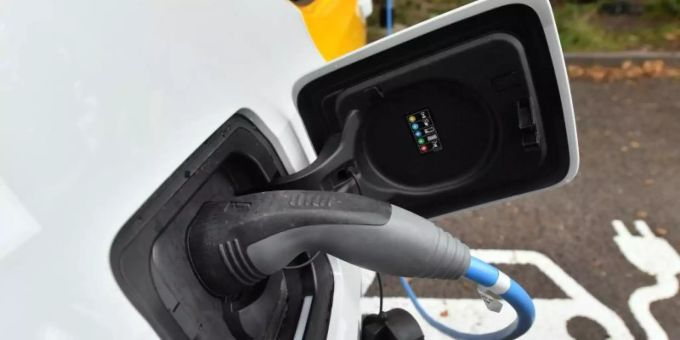 Der Akku eines Elektroautos wird an einer Ladestation geladen. Foto: Hendrik Schmidt/dpa Elektroauto
