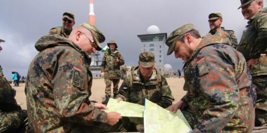 Soldaten bei einer Wanderung auf dem Brocken