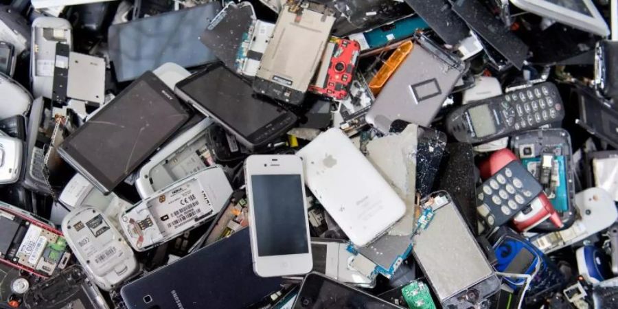 Für Rohstoffhändler sind auch nicht mehr funktionierende Handys und Smartphones wertvoll. Foto: Julian Stratenschulte