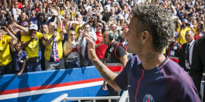 Bild aus vergangenen Zeiten: Fans jubeln Neymar zu. Neymar