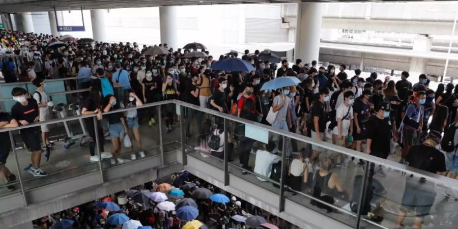 Prodemokratische Demonstranten versammeln sich vor dem Flughafen von Hongkong. Foto: Kin Cheung/AP