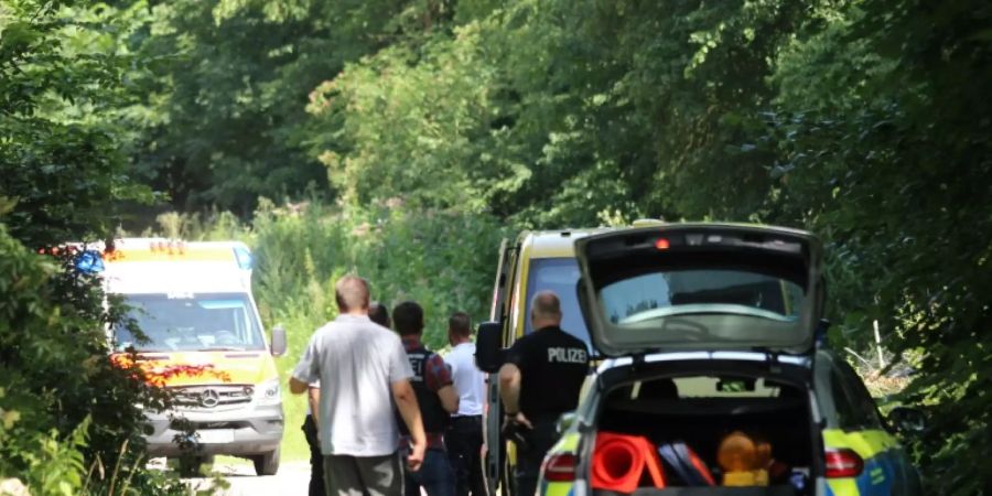 Einsatzkräfte am vermeintlichen Tatort