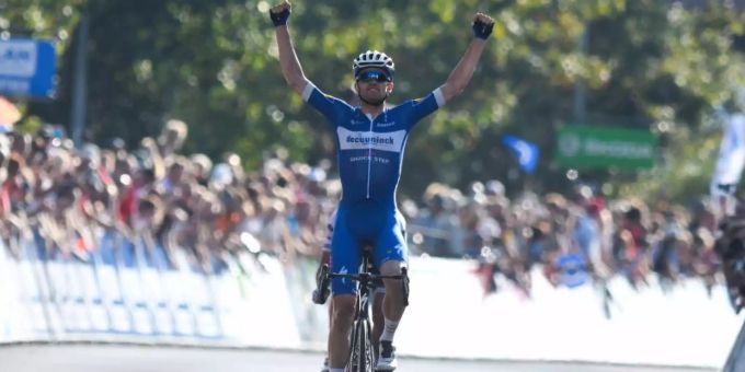 Der Däne Kasper Asgreen vom Team Deceuninck-Quickstep bejubelt seinen Etappensieg. Foto: Bernd Thissen Der Däne Kasper Asgreen vom Team Deceuninck-Quickstep bejubelt seinen Etappensieg. Foto: Bernd Thissen