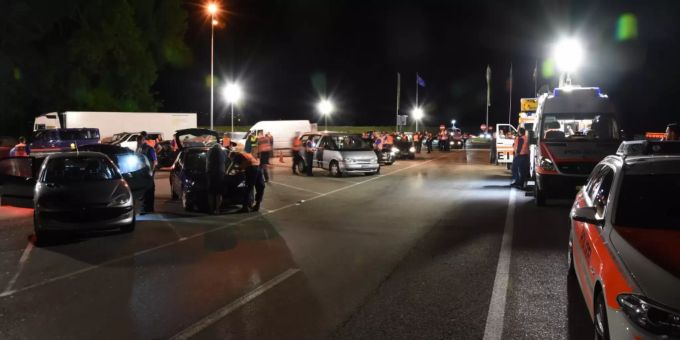 Eine kriminal- und verkehrspolizeiliche Grosskontrolle durchgeführt. Grosskontrolle auf der Autobahn.