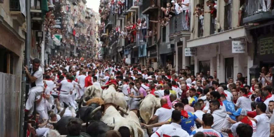 Rot-weiss gekleidete Teilnehmer der Stierhatz im spanischen Pamplona. Foto: David Domench/Europa Press