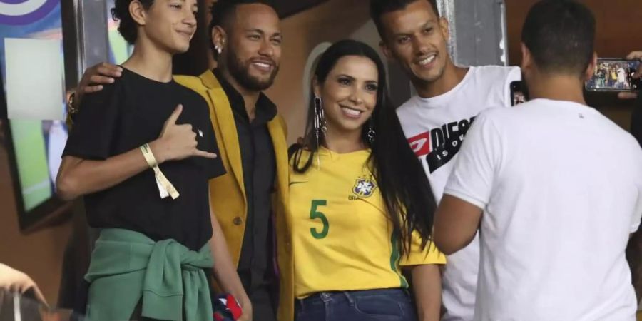 Brasiliens Fussballstar Neymar (2.v.l) ist derzeit nur auf der Tribüne zu sehen. Foto: Natacha Pisarenko/AP