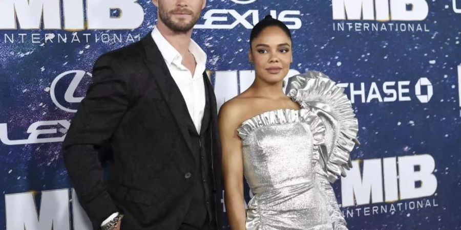 Die Schauspieler Chris Hemsworth (l) und Tessa Thompson bei der Weltpremiere von «Men in Black: International» in New York. Foto: Evan Agostini/Invision/AP