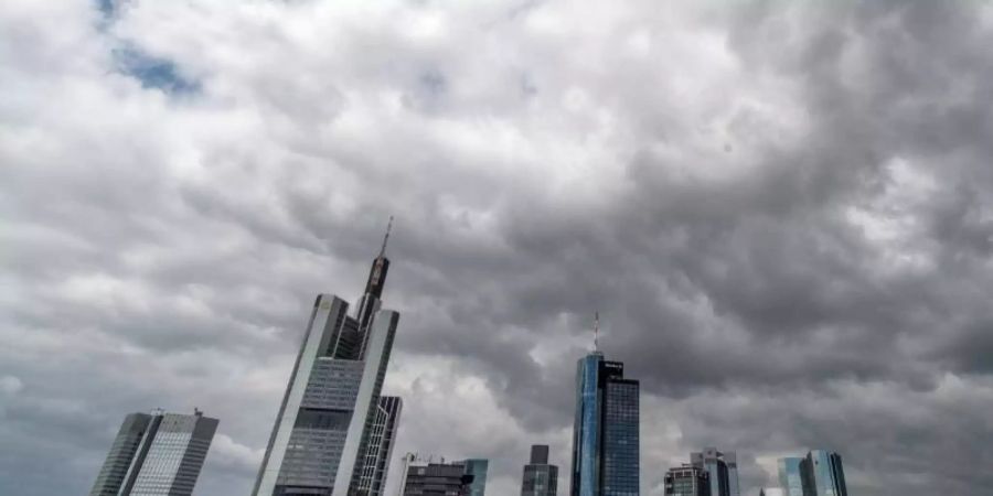 Dunkle Regenwolken schieben sich über die Bankenskyline von Frankfurt am Main hinweg. Bei «Cum-Ex»-Aktiendeals nutzen Investoren eine Lücke im Gesetz, um den Staat über Jahre um Milliardensummen zu prellen. Foto: Boris Roessler