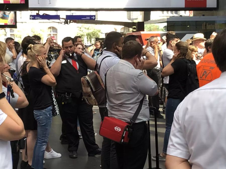 Mitarbeiter der SBB pfeiffen während der Sxchwiegeminute für ihren verstorbenen Kollegen.