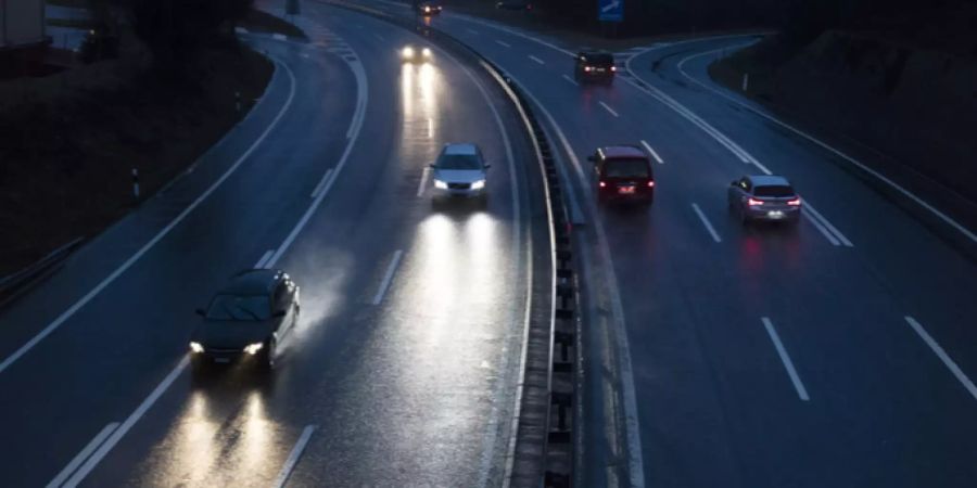 Auto entwendet und mit Leitplanke kollidiert