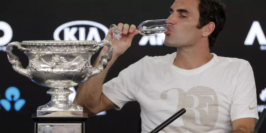 7. 20. Grand-Slam-Titel gegen Marin Cilic an den Australian Open 2018 – Mit seinem Finalsieg gegen Marin Cilic erreicht Roger Federer die magische Marke von 20 Grand-Slam-Titeln. Das ist Rekord. 15 Jahre sind seit seinem ersten Major-Titel vergangen, auch das ein Rekord. Und Cilic macht es dem Schweizer nicht einfach. In fünf Sätzen setzt sich Federer durch; 6:2, 6:7, 6:3, 3:6, 6:1 gewinnt er. Es ist ein Auf-und-Ab. Umso schöner ist der Erfolg am Ende.