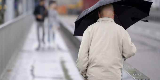 Regnerisches Wetter in der Schweiz: Passanten mit Regenschirmen auf der Kirchenfeldbrücke in Bern. wetter