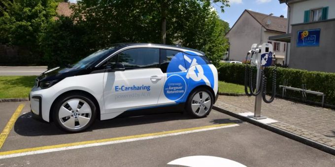 Ein Wagen des E-Carsharing der Gemeinde Dottikon AG steht auf einem Parkplatz neben der dazugehörigen Ladestation. E-Carsharing Dottikon