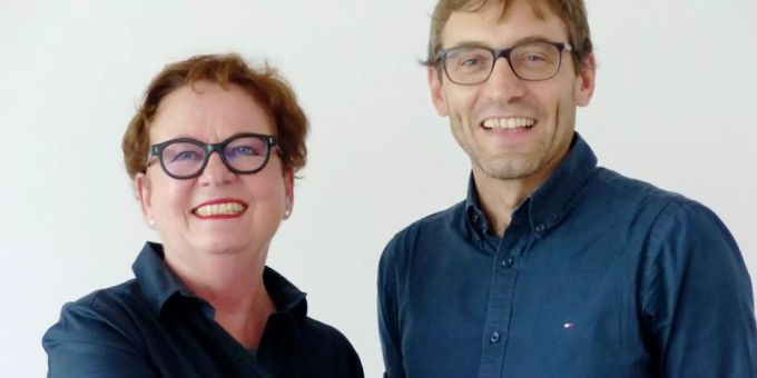 David Truttmann heisst der Chefredaktor der neuen rätoromanischen Nachrichtenagentur Fundaziun Medias Rumantschas. Stiftungspräsidentin und Ex-Bundeskanzlerin Corina Casanova (links) gratuliert.