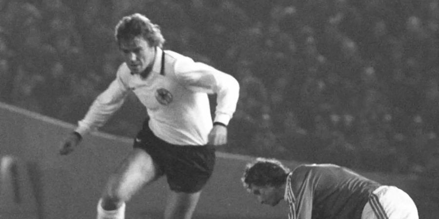Der Gladbacher Harald Nickel (l) 1979 bei seinem Debüt in der Nationalmannschaft. Foto: Roland Witschel