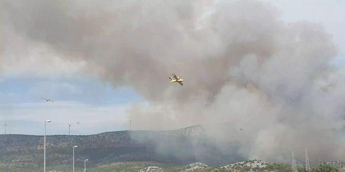 Ein Löschflugzeug in Kroatien im Einsatz. (Archivbild) Kroatien Waldbrand