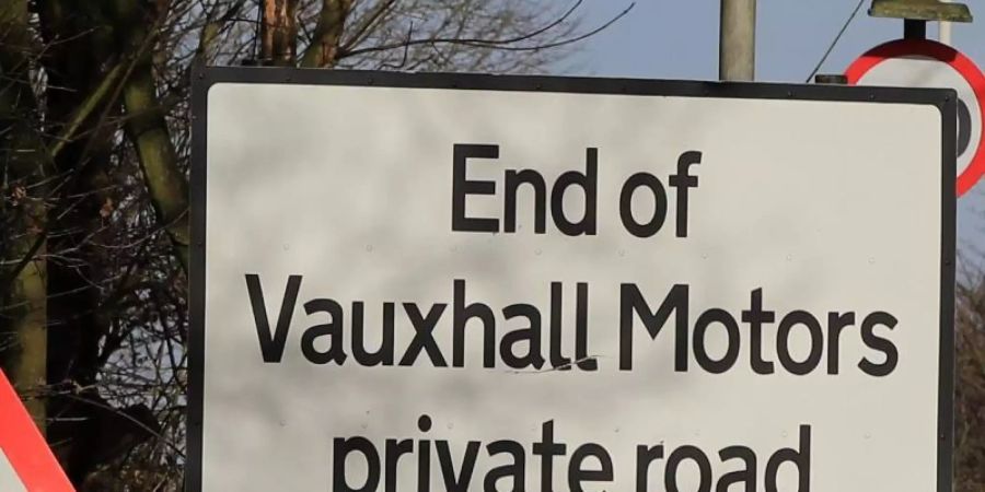 Strassenschild in der Nähe des Vauxhall-Werks im britischen Ellesmere Port. Foto: Peter Byrne/PA Wire