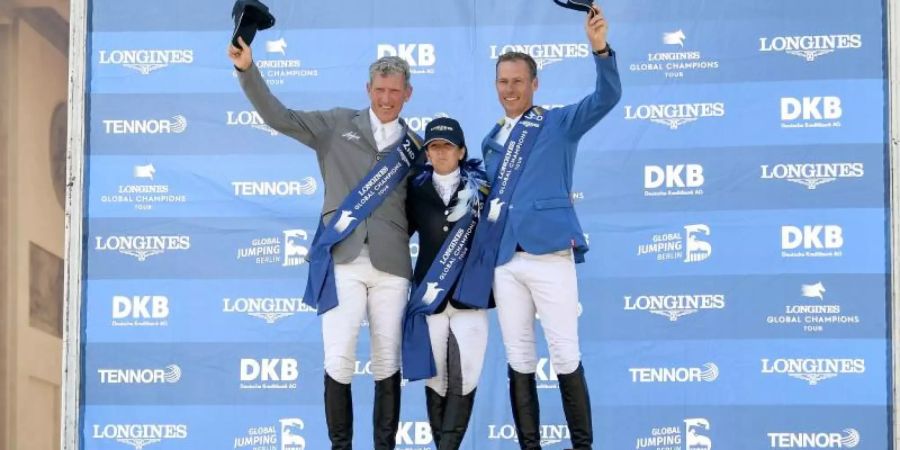 Ludger Beerbaum (l-r), Dani G. Waldman und Christian Ahlmann auf dem Siegertreppchen. Foto: Britta Pedersen