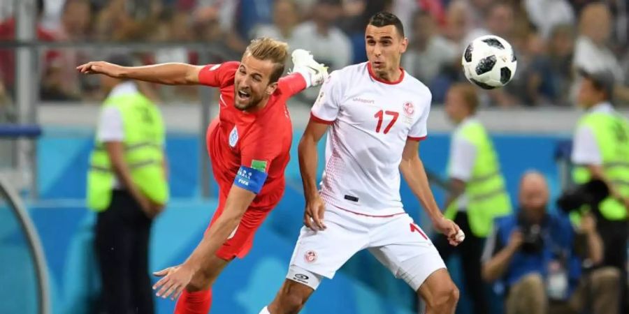 Kölns Neuzugang Ellyes Skhiri (r) im Zweikampf mit Englands Harry Kane um den Ball. Foto: Andreas Gebert