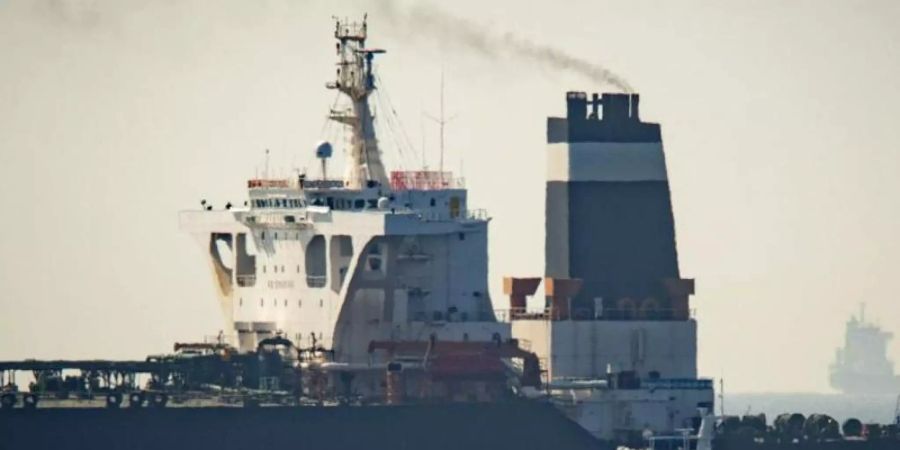 Der Supertanker «Grace 1» neben einem Schiff der britischen Marine in den Gewässern von Gibraltar. Foto: Marcos Moreno/AP