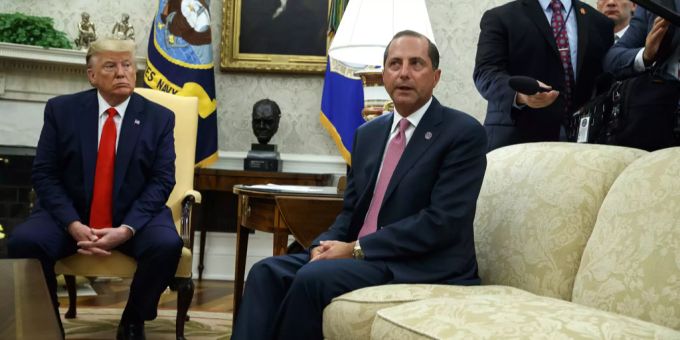 US-Präsident Donald Trump und Alex Azar, Sekretär für Gesundheits- und Personaldienstleistungen sprechen im Oval Office mit den Medien über die Gefahren von E-Zigaretten. E-Zigaretten Donald Trump