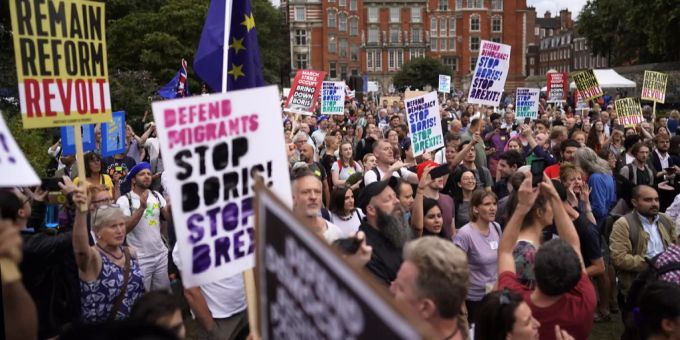 In mehreren Städten in England gingen Menschen auf die Strasse um gegen die Pläne von Boris Johnson zu demonstrieren. Boris Johnson England