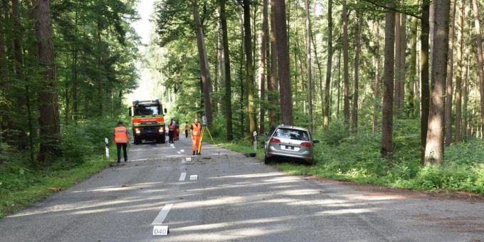 Der Fahrer prallte mit seinem Auto in einen Baum neben der Strasse. Dägerlen Autounfall