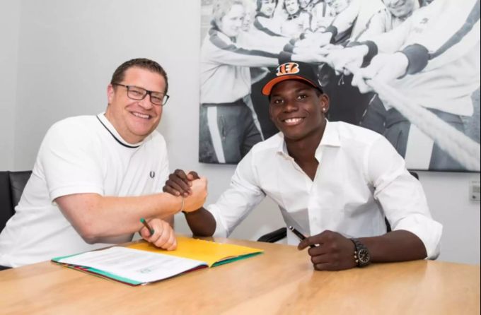 Breel Embolo bei der Unterschrift in Mönchengladbach. Links: Manager Max Eberl. Breel Embolo busse