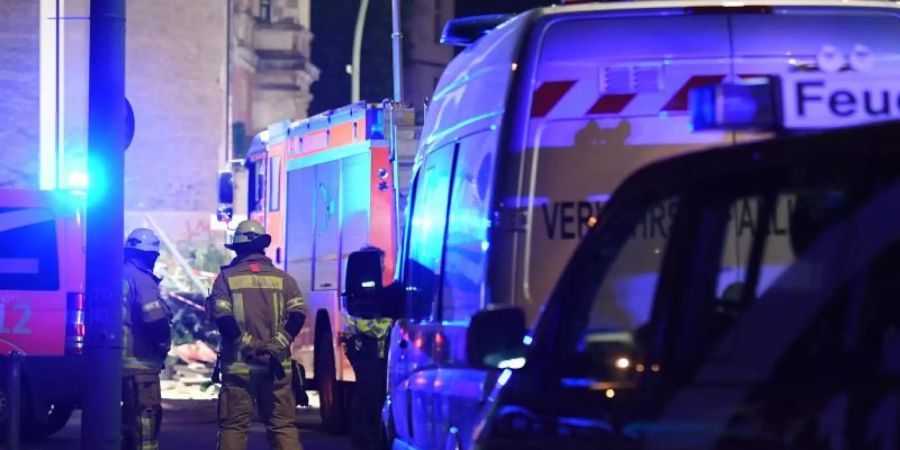 Feuerwehrmänner an der Unfallstelle in Berlin-Mitte. Foto: Britta Pedersen
