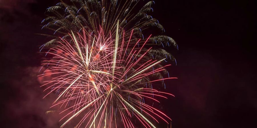 Feuerwerk über dem Rhein in Basel am Vorabend des Nationalfeiertags.