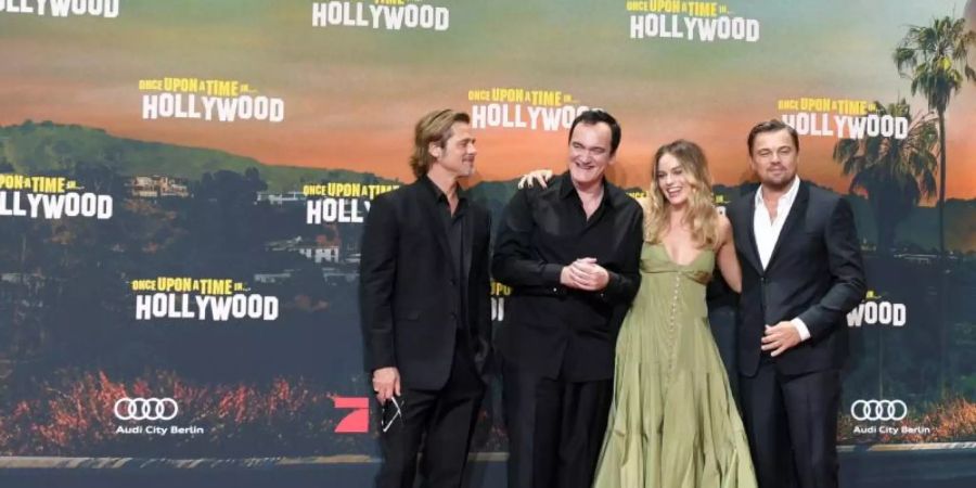 Hollywood-Glamour in Berlin: Brad Pitt (l-r), Quentin Tarantino, Margot Robbie und Leonardo DiCaprio. Foto: Jens Kalaene