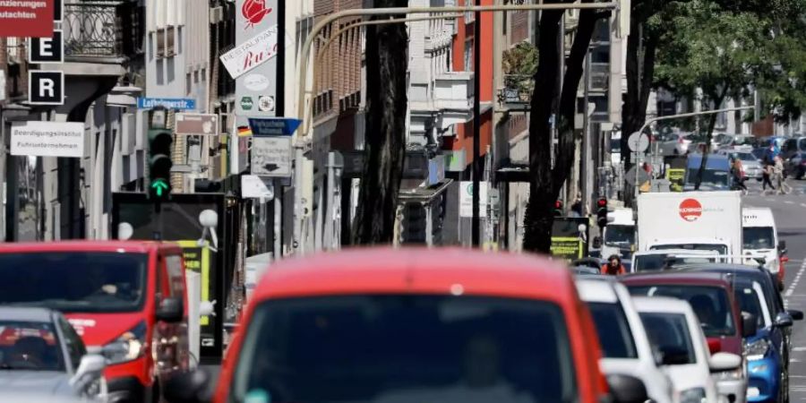 Fahrzeuge fahren durch die Aachener Innenstadt. Foto: Oliver Berg
