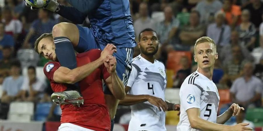 Österreichs Sasa Kalajdzic (l) stösst mit Deutschlands U21-Torwart Alexander Nübel zusammen. Foto: R. Jaeger/APA/Archivbild