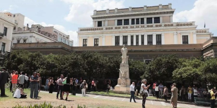 Nach dem Erdbeben sind viele Athener wie hier in der Nähe des Nationalen Historischen Museums ins Freie gerannt. Foto: Lefteris Partsalis/XinHua