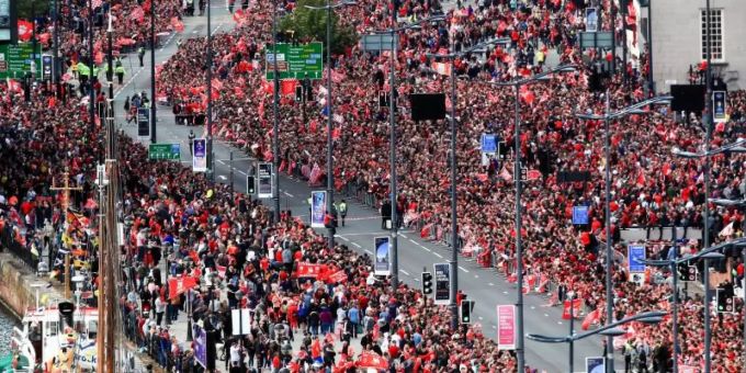 Solche Bilder müssen warten: Eine Meisterfeier wird es für Liverpool frühestens in ein paar Monaten geben. Liverpool Meister