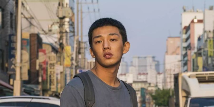 Jongsu (Yoo Ah-in) irrt als Lieferjunge durch die Strassen Seouls. Foto: capelight pictures