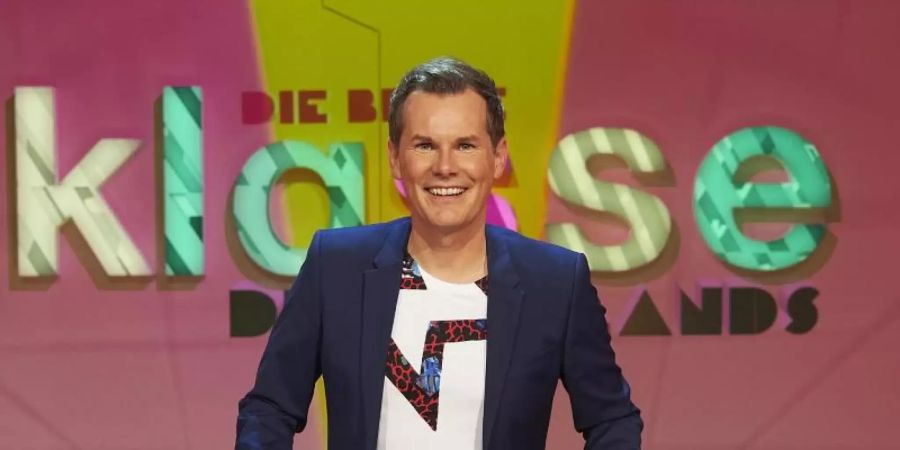 Moderator Malte Arkona war schon bei der Wahl der «besten Klasse Deutschlands 2019» dabei. Foto: Melanie Grande/KiKA