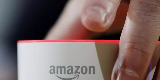 Lautsprecher Amazon Echo mit dem Alexa Voice Service. Amazon Echo