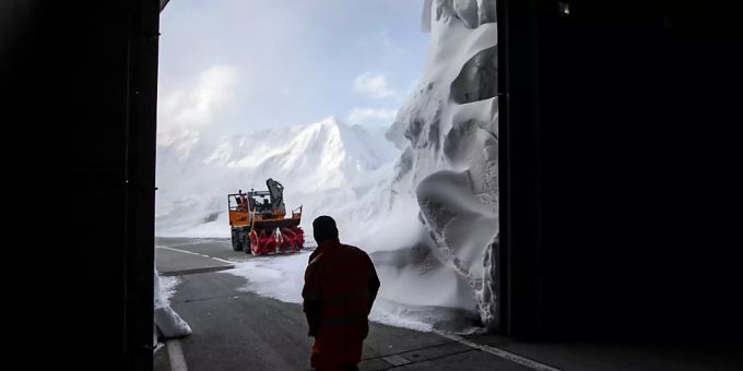 An Auffahrt ist der Gotthard-Pass von Schnee geräumt und wieder befahrbar. An Auffahrt ist der Gotthard-Pass von Schnee geräumt und wieder befahrbar.