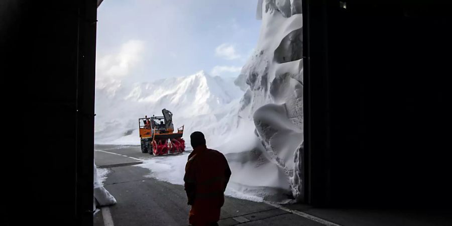 An Auffahrt ist der Gotthard-Pass von Schnee geräumt und wieder befahrbar.