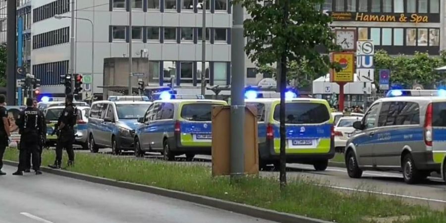 Polizisten und Zahlreiche Streifenwagen stehen auf einer Strasse in der Innenstadt von Frankfurt. Nach den Schüssen in der Frankfurter Innenstadt mit zwei Leichtverletzten sind die Hintergründe weiter unklar. Foto: Keutz TV-News