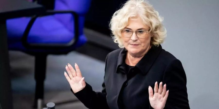 Bundesjustizministerin Christine Lambrecht. Die Bundesregierung will die Verbraucher rasch per Gesetz gegen Abzocke und Kostenfallen schützen. Foto: Christoph Soeder