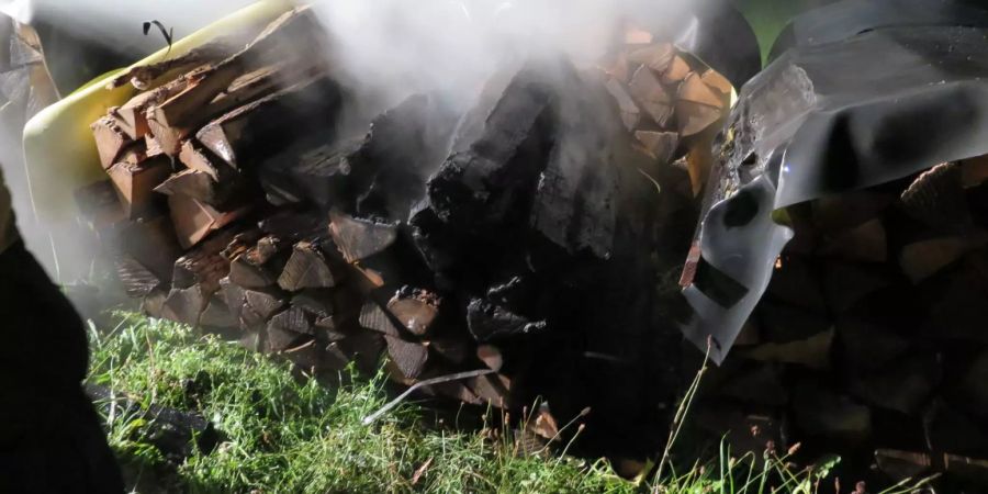 Holzstapel mutwillig in Brand gesetzt