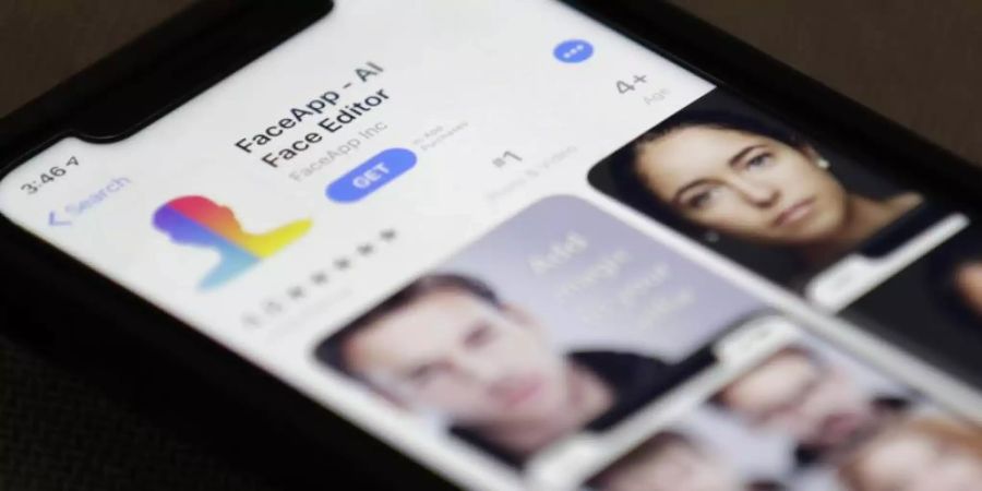 Die Anwendungssoftware FaceApp ist auf einem Smartphone installiert. Foto: Jenny Kane/AP/dpa