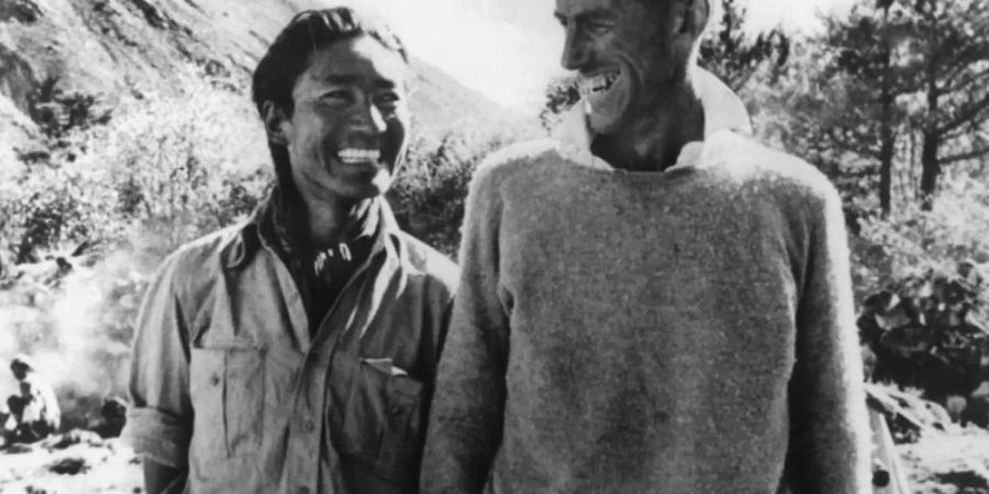 Edmund Hillary mit dem Sherpa Tenzing Norgay, der auch «Tiger des Schnees» genannt wird. Foto: EPA