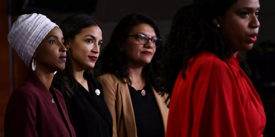 Pressley, Tlaib, Ocasio-Cortez und Omar (von rechts)