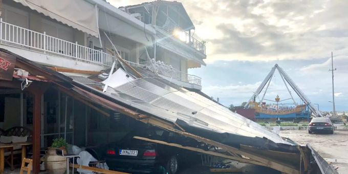 Ein Auto ist nach einem Sturm unter einem eingestürzten Dach in Nordgriechenland zu sehen. Griechenland Unwetter